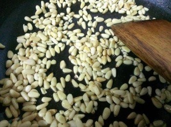 step2: 松子先用橄欖油小火煸香~加一小匙的海鹽