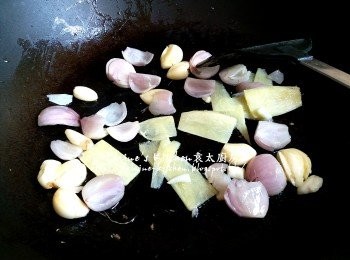 step7: 燒紅鑊 , 爆香薑片 , 乾蔥頭 , 蒜頭有香味