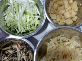 step2: 冬菇浸軟切蒂，留用。冬菇再切幼絲。冬菇水備用
韭黃洗淨切段。
瑤柱浸軟。隔水蒸一小時，瑤柱水備用。
金華火腿切片。