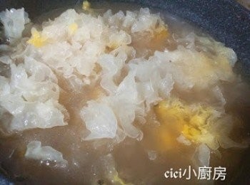 step6: 最後，把雪耳放入煲內煲約15分鐘，加適量鹽調味 即成。