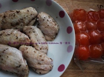 step1: <a href="https://bit.ly/3zHU5V3" target="_blank" data-keyword="雞翼" class="guide-link"><strong>雞翼</strong></a> <span style="display:inline-block;vertical-align:middle;margin-top:-3px;color:initial;border-radius:3px;padding:2px 3px;font-size:12px;line-height:14px;background:#87d300;color:#fff;">即買</span> 冲水吸乾水份之後, 用香草, 少鹽,少糖,另加紹興酒 1茶匙醃2時以上或密封好放雪櫃過夜