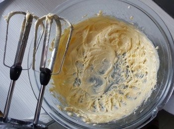 step7: 先將牛油用電動打蛋器打至乳白(牛油打至乳白可幫助花紋穩定而不會變形)