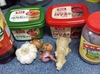 step2: A.大白菜切除頭部，我選擇一片片整泡菜，清洗干凈，瀝干水 ，用粗鹽洒落大白菜葉同梗，保證每片都粘到粗鹽，腌2個鍾至出水同軟身，（間中要反反，令每块葉都腌到）用凍開水浸一下大白菜，拎出扎干水，备用！