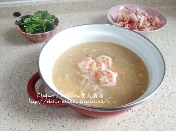 step11: 最後將粟米羹放入細煲內 , 加入蝦頭及芫茜裝飾即可