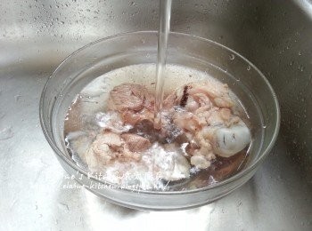 step1: 豬骨放入水中出水後沖洗乾淨去碎骨