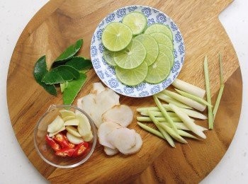 step2: 香茅去硬莖及外層，鈄切小段，
檸檬葉去除莖部，指天椒切粒，
南薑及蒜頭切片備用。