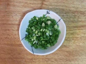 step4: 煎魚時先將蔥用可飲用水洗淨擦乾，切成蔥花備用。