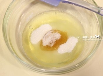 step2: 蛋白+細砂糖+蜂蜜+鹽混合均勻。
