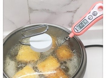 step2: 3.先用3號火加熱油溫至190度
4.將已切粒粒的面包浸入蛋醬內