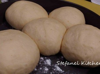 step8: 8A )焗爐預熱170度1分鐘，然後關上焗爐電掣，放整盤麵團入爐進行第2次發酵40分鐘，直至麵團膨脹至2倍大如圖 
8B) 預熱焗爐180度焗12分鐘即成！