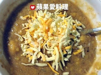 step4: 放入乳酪絲，用湯匙攪拌均勻，【香蕉糊】完成。