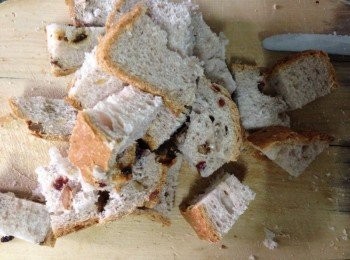 step1: 先將隔夜麵包切粒