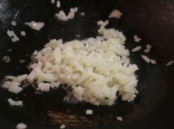 step2: 中火燒熱鍋下牛油煮至溶化後，加入洋蔥粒炒香。