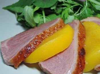 step4: 這醃燻鴨胸的肉汁非常的豐富，吃起來不會柴柴的，口感極佳，再搭配上水蜜桃來解膩，真是完美組合!!!