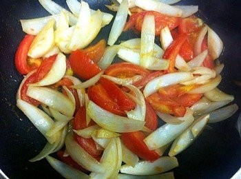 step4: 燒熱油，加入蕃茄、洋蔥炒淋。
