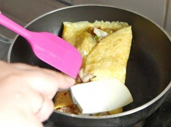 step9: 把雞蛋兩邊向內摺好壓實。