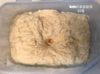 step1: 取一個大的保鮮盒先加入鮮奶、糖、酵母粉拌勻，靜置5分鐘，再加入高筋、低筋麵粉、雞蛋拌勻，揉5分鐘至無粉粒，表面撒上一點水，蓋上盒蓋，在室溫發酵1小時後，冷藏低溫發酵一夜。麵糰按下去不會彈起來，且膨脹約原來的2倍大。
隔日自冷藏取出後，放室溫回溫半小時，將麵糰取出揉3分鐘將空氣排出。