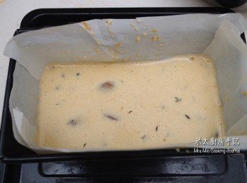 step5: 將蛋糕糊和餡料拌勻，倒入已圍上牛油紙的糕盤中，放入已預熱180度的焗爐內，焗45分鐘。