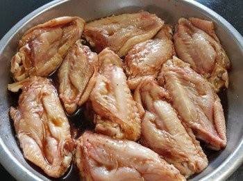 step1: 用黃酒，瑞士雞汁，糖，雞粉醃 2 小時