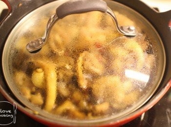 step7: 加入辣椒粒及米酒炒一陣, 蓋上煲蓋煮10分鐘直至收汁