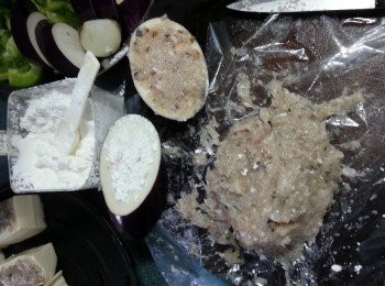 step2: 矮瓜斜切段,搽上生粉(作用是令到鯪魚肉不會甩),釀上鯪魚肉