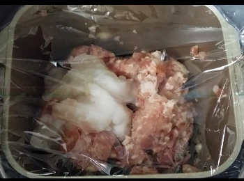 step2: 加入鹽, 蓋上保鮮膜於內膽上, 以防攪拌的首數分鐘會有肉碎飛彈。
Add salt, wrap the top, especially for the first few minutes.