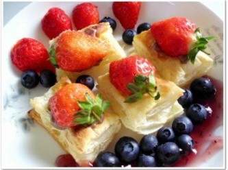 step4: 草莓剖半放在鮮奶油上方，接著擺盤 把藍莓果醬跟藍莓隨意放，看個人的喜好擺盤~