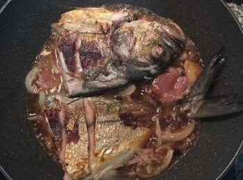 step7: 接著放入煎過的魚，與醬汁一起燒煮；
