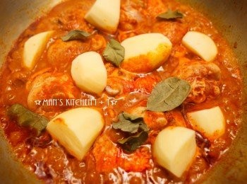 step4: 再來加入水、馬鈴薯、檸檬葉和椰奶(150ml)並開中大火煮滾，接著轉小火煨煮。(直到馬鈴薯熟透)