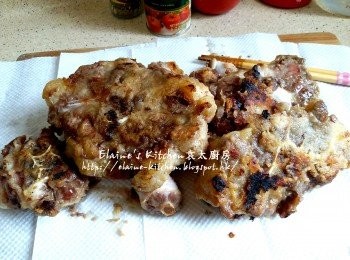 step5: 盛起放在廚紙上吸取油份