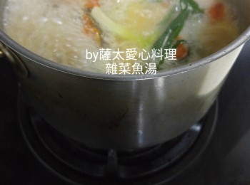 step1: 魚洗乾淨，薯仔去皮切塊，紅蘿蔔去皮切塊，蕃茄切塊，葱白切段，部份葱尾和芜茜切碎。