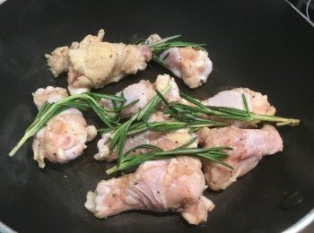 step3: 熱鍋下油，將雞鎚煎至金黃色