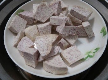 step1: 將薏仁先洗淨、泡水2-3個鐘頭，中途可以換水，去雜質。放進電鍋，水蓋過薏仁表面備用。芋頭切塊裝盤，下鍋放薏仁、上盤放芋頭，兩者同時蒸煮，外鍋放兩米杯水。