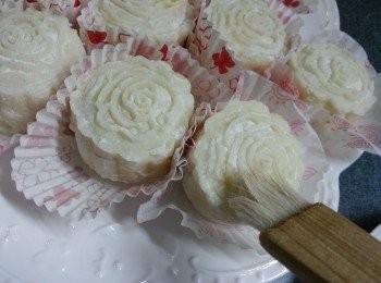 step17: 將冰皮面上的粉用掃掃走,用密實盒裝起,面舖一塊廚房紙(廚房紙作用是吸濕氣)
注意:因為蒸完皮後不會再煮,所以整過製作過程必須要戴手套保持衛生
(另外當要從冰格取出食用時,要放於室溫內一段時間,待冰皮略為軟化才好味)