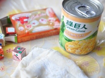 step1: 備料:乳酪球、餛飩皮、綠巨人金玉雙色玉米粒