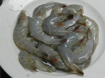 step1: 先用剪刀減去蝦眼與頭頂尖刺