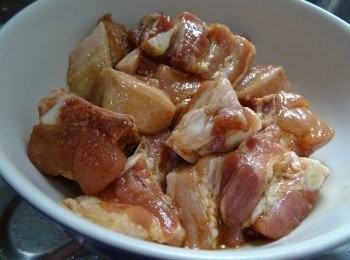 step1: 腩排洗淨，抹乾，用醃料醃1小時