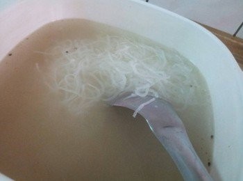 step7: 取一小鍋把水煮滾 , 米粉放入後煮二分鐘即可盛起 , 煮好的米粉加入高湯中再煮5分鐘即可加鹽調味