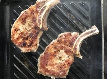 step5: 完成後，取出豬鞍，取走百里香。
 Grill Pan預熱，塗上牛油，
放上豬鞍每邊煎約1-2分鐘，可按壓幾下以加深格仔紋