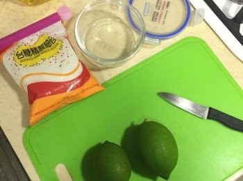 step1: 將檸檬外皮用鹽巴搓洗(將表皮殘留物洗掉)
用紙巾擦乾。