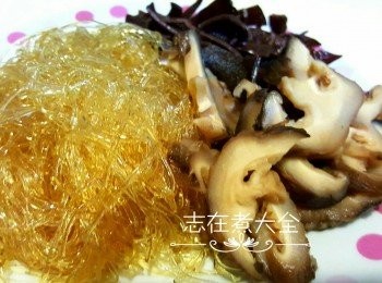 step2: 冬菇及木耳浸軟切絲，素翅解凍出水備用