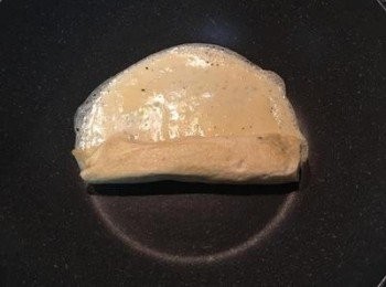 step10: 第四次倒蛋液，鋪成蛋皮，趁蛋液未乾前，再輕輕往前推捲起即可。