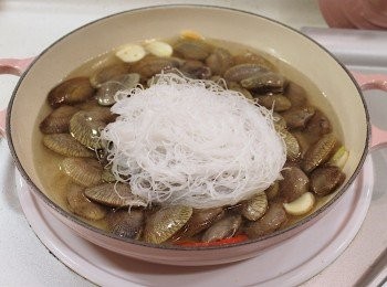 step10: 順手將粉絲放入, 蓋上蓋以中大火煮至花蛤開口