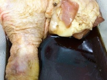 step1: 雞脾, 雞全翼清洗乾淨, 用味醂, 生抽略醃