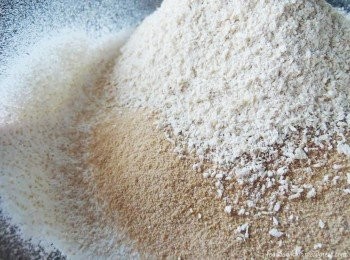 step1: 在大碗里拌入所有的干性<span class="group_1">食材</span>，然后把面粉搅拌均匀。