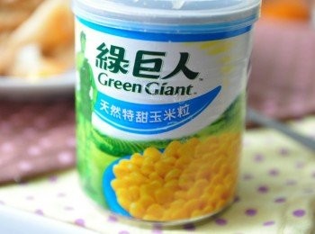 step7: 綠巨人嚴格挑選種子，於甜度、口感最佳狀態採收、裝罐、封存，呈現天然特甜玉米粒脆甜飽滿，每一口都易滿金黃玉米的濃郁香甜，讓我們幸福的享受!