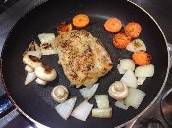 step2: 用橄欖油先把雞皮朝下煎上色，然後把洋蔥蘑菇胡蘿蔔不意熟的一起先煎一下