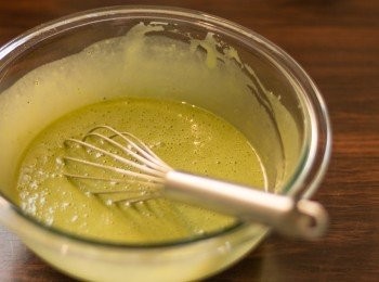 step4: 分五至六次加入乾材料拌勻，切勿過度攪拌，每加一次乾材料略拌至大部份乾粉消失就可加第二次，最後只要乾粉全部溶於漿中就可以停止攪拌。最後加入菜油拌勻，靜置至少15分鐘再煎