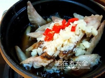 step4: 下半份魚露、糖 、雞粉、紹興酒、水、指天指、半份蒜蓉及<a href="https://bit.ly/3zHU5V3" target="_blank" data-keyword="雞翼" class="guide-link"><strong>雞翼</strong></a> <span style="display:inline-block;vertical-align:middle;margin-top:-3px;color:initial;border-radius:3px;padding:2px 3px;font-size:12px;line-height:14px;background:#87d300;color:#fff;">即買</span> 尖，水滾後小火加蓋煮20分鐘