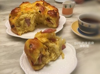 step8: 放入預熱後的烤箱， 180度烤20分鐘，拿出麵包再塗上剩下的蛋液，放回烤箱再烤5分鐘即可